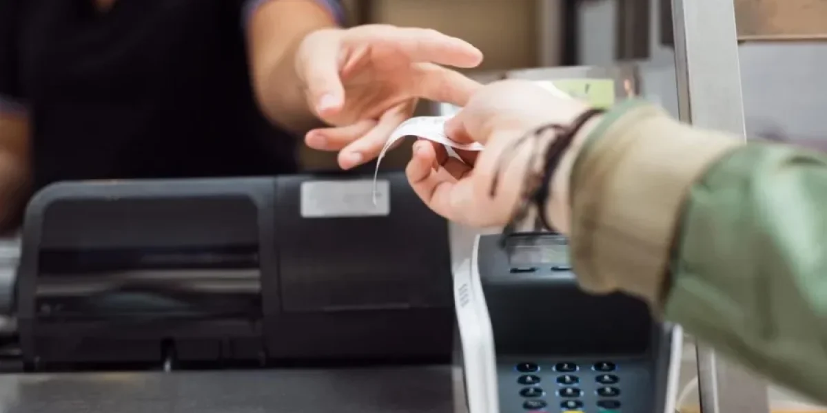 Защита от курьеров аферистов: банки готовят новые правила выдачи наличных