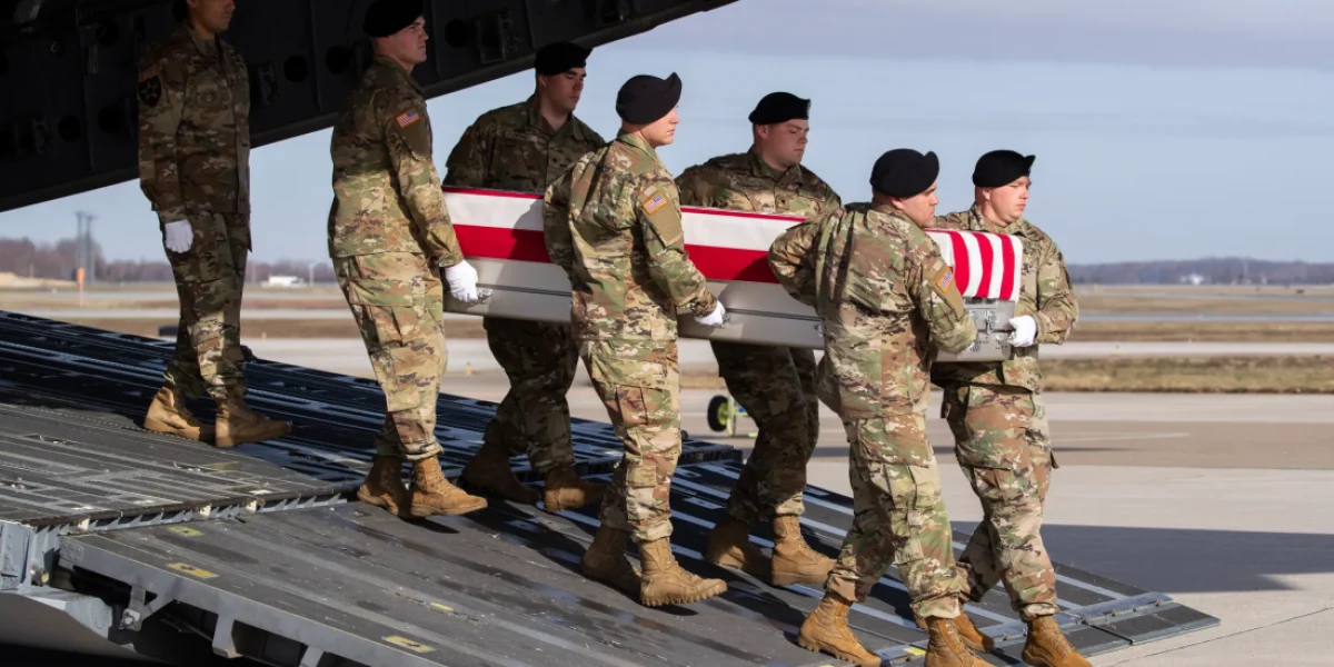 «Груз 200» из Персидского залива: под звуки траурных маршей возвращаются первые гробы с солдатами, погибшими в иранской авантюре — видео доставки тел в США «Груз 200» из Персидского залива: под звуки траурных маршей возвращаются первые гробы с солдатами, погибшими в иранской авантюре — видео доставки тел в США