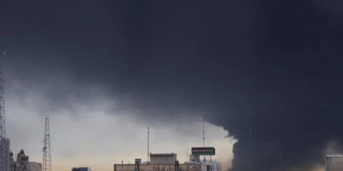 Масштабная экологическая катастрофа. Черная кислотная туча из Ирана движется на Китай. Пострадает ли Россия?
