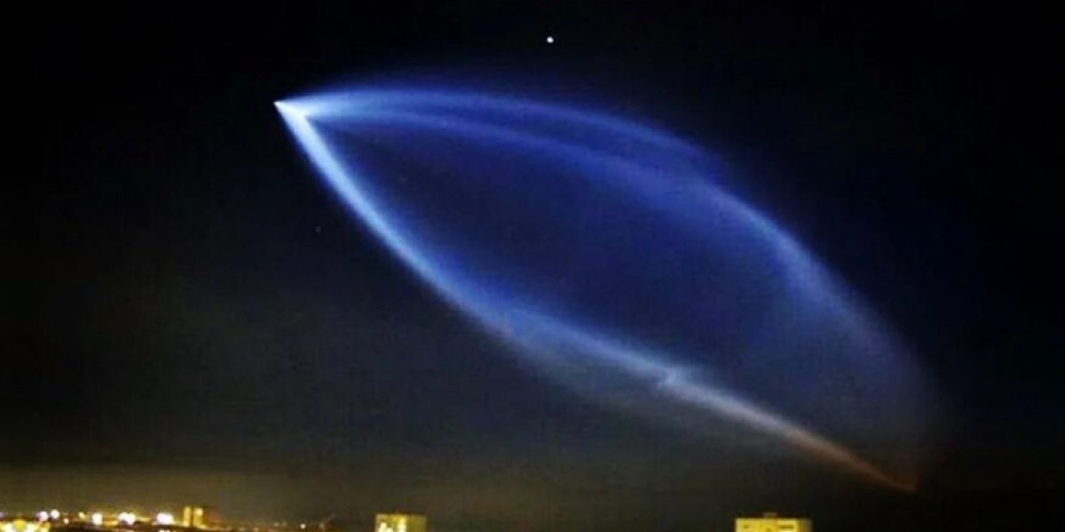 НЛО-атака на Петербург?! &laquo;Космическая медуза&raquo; зависла над городом ночью