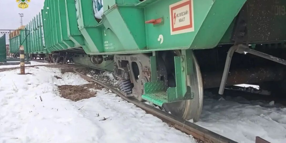 Грузовой состав с лесом сошел с рельсов в Свердловской области