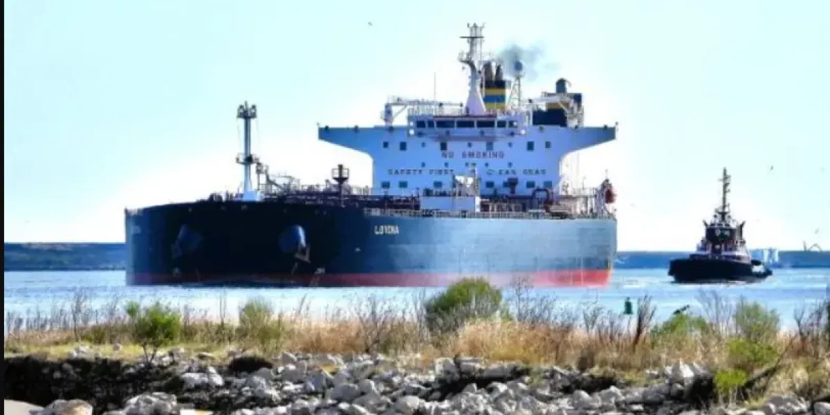 
            Режим тишины: Танкер &laquo;теневого флота&raquo; огорчил норвежскую береговую охрану, разорвал контакт, ушел от погони и скрылся в родной гавани.
            
        