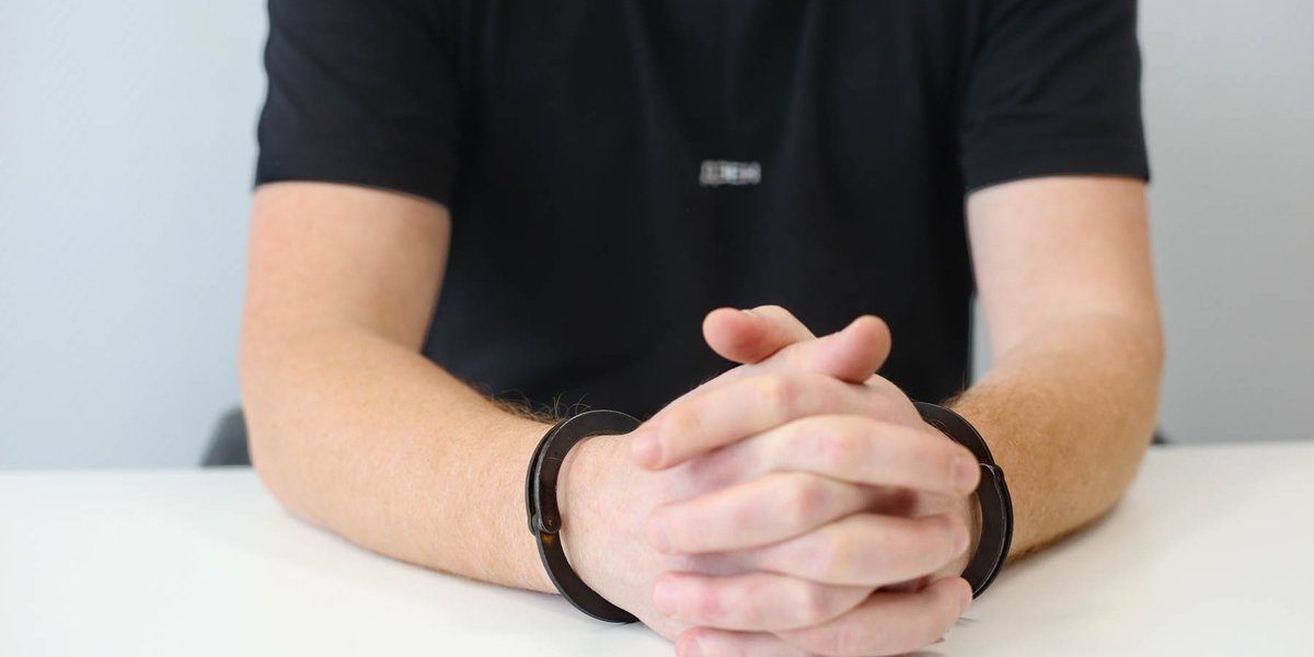 Тату с &laquo;Черным солнцем&raquo; и руна Одал: полиция Екатеринбурга арестовала троих посетителей бара