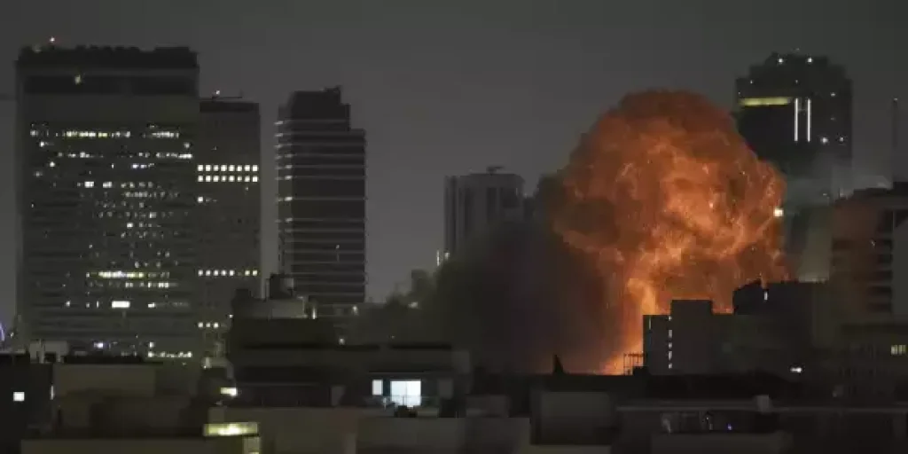 Иран пробил «Железный купол»: ракеты упали в 20 км от ядерного центра Израиля, Димона в огне