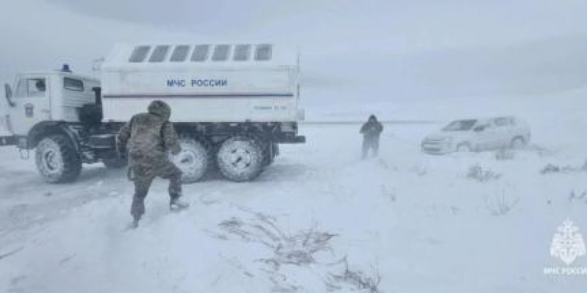 Снежный затор и массовое ДТП парализовали движение по федеральной трассе на Дальнем Востоке