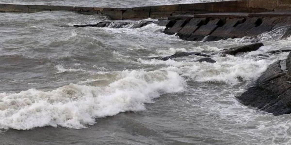 ВСУ подожгли порт в Туапсе: нефтепродукты хлынули в море