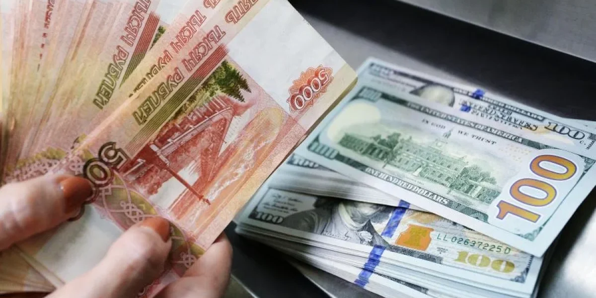 Россияне массово закрывают вклады: иностранную валюту забирают из банков