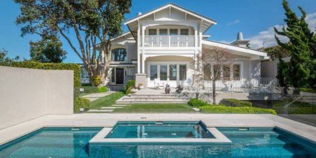 Чиновникам разрешили замки за границей: кто защитил элиту от запрета?