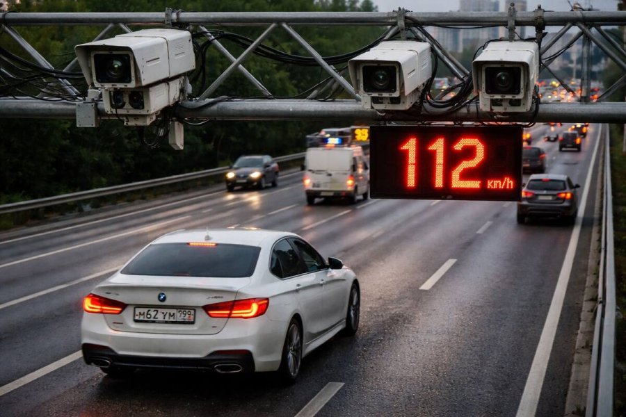 Дорожная камера фиксирует движение транспорта