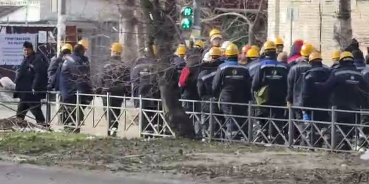 В Хабаровском крае ОМОН и Росгвардия оцепили городок протестующих китайских рабочих (ВИДЕО) В Хабаровском крае ОМОН и Росгвардия оцепили городок протестующих китайских рабочих (ВИДЕО)