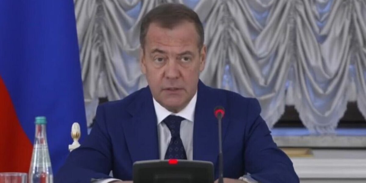 Медведев поставил точку для Пашиняна и Зеленского: «На двух стульях больше не усидеть»