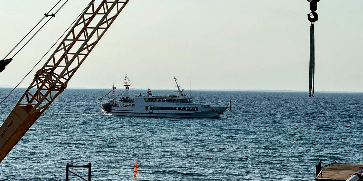 В Туапсе из-за пожара в порту закрыли торговый центр и три учебных учреждения