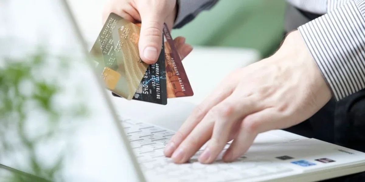 Сэкономить проще с картой или наличными? Проверяем мифы о &laquo;живых деньгах&raquo;