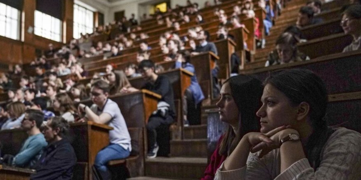 &laquo;Никого не волнует, что там бормочет Росстат. Пора для всех сделать первое высшее образование бесплатным&raquo;: политик