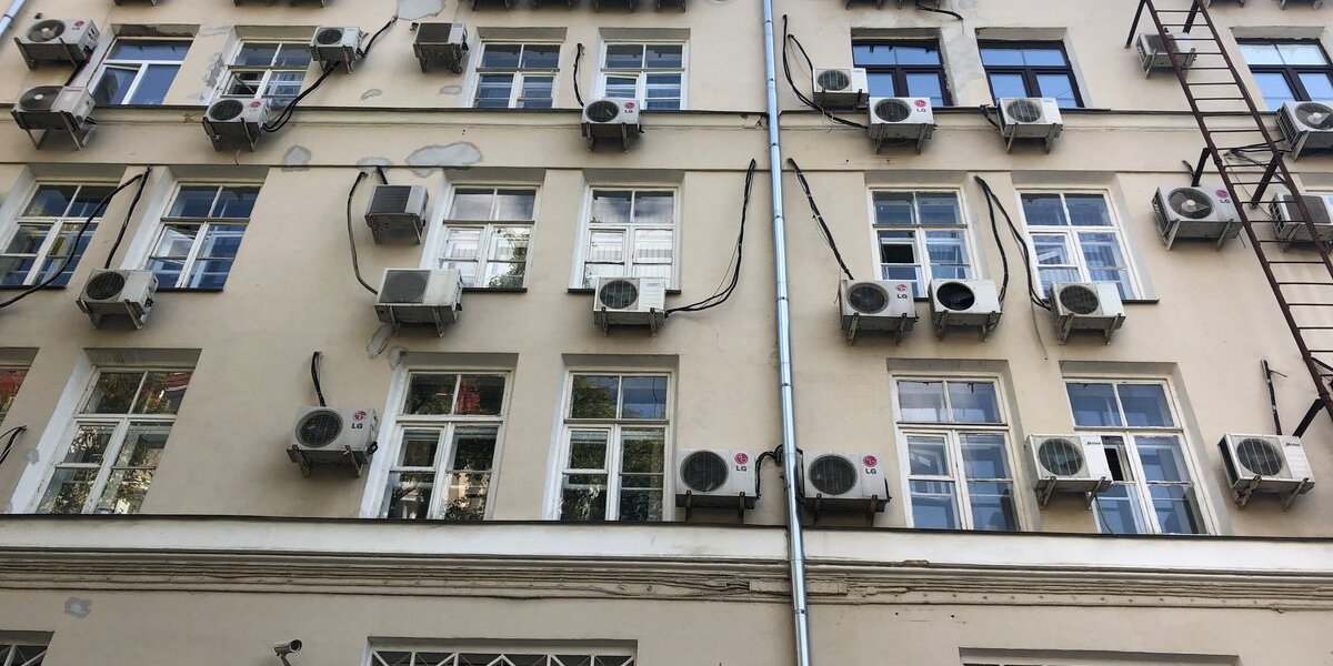 Из-за аномальной жары зарплаты монтажников кондиционеров в России взлетели до 250 тысяч рублей