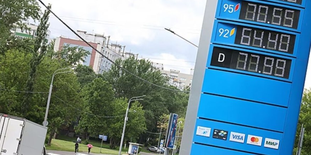 Ну вот! Бензин в России резко подорожал на 6,1% за месяц. Отдых на Черном море уже прибавил в цене...