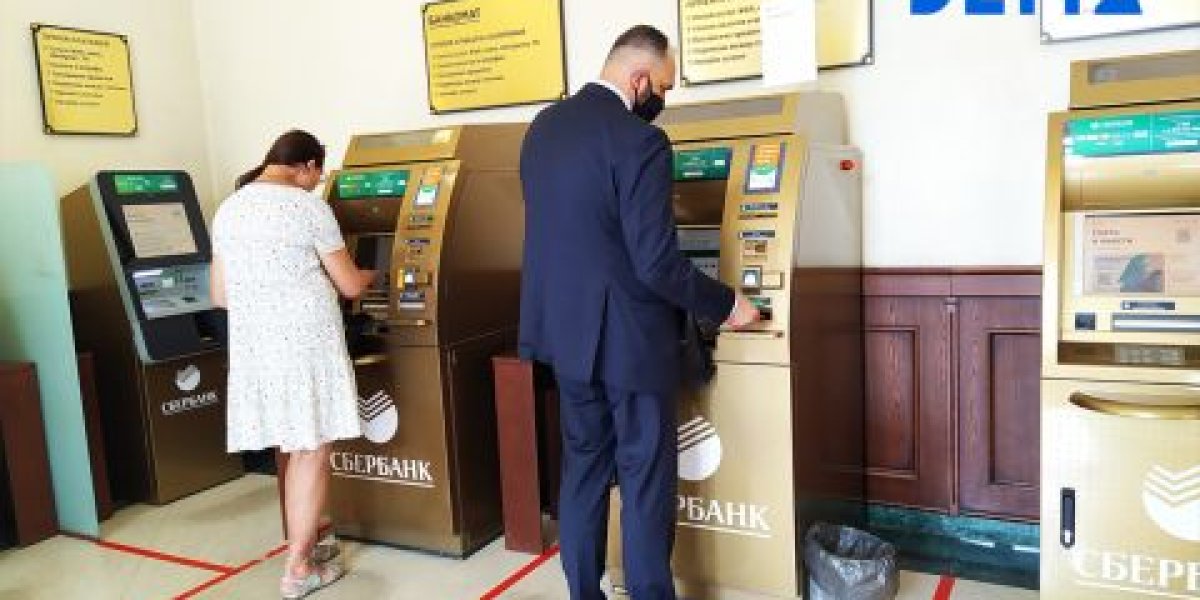 Мошенники стали специально оставлять карточки в банкоматах: новая схема