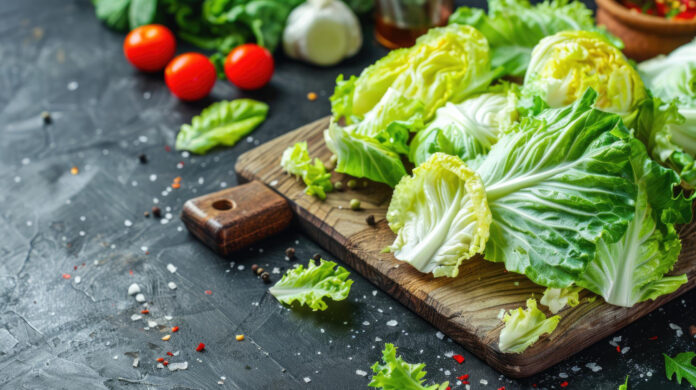 Салат с пекинской капустой и курицей станет хитом любого стола: готовится быстро, съедается первым