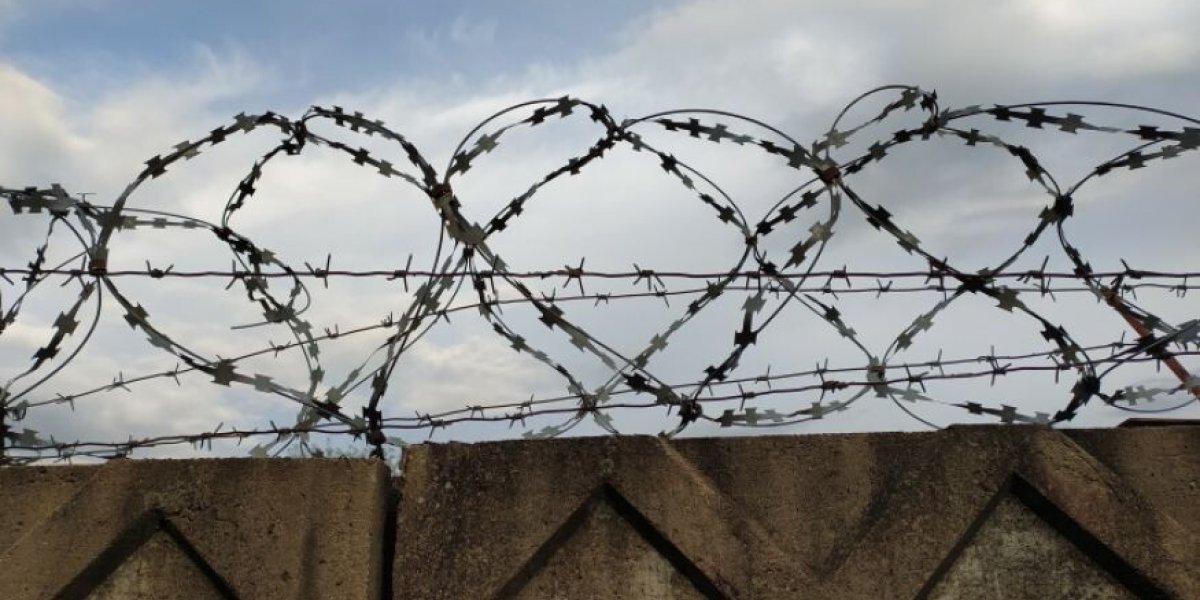 Страна воюет &mdash; пора жить по законам военного времени. В Госдуме предлагает казнить коррупционеров силами разведки