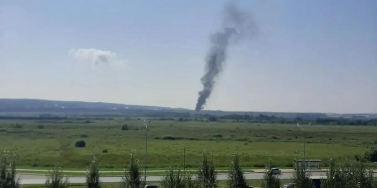 Взрывы в Екатеринбурге 25.07.2026: атака БПЛА, пожар на стоянке — что известно Взрывы в Екатеринбурге 25.07.2026: атака БПЛА, пожар на стоянке — что известно