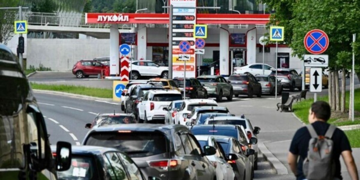 Ну и времена: россияне уже массово ищут, как сделать бензин в домашних условиях. Есть варианты?!