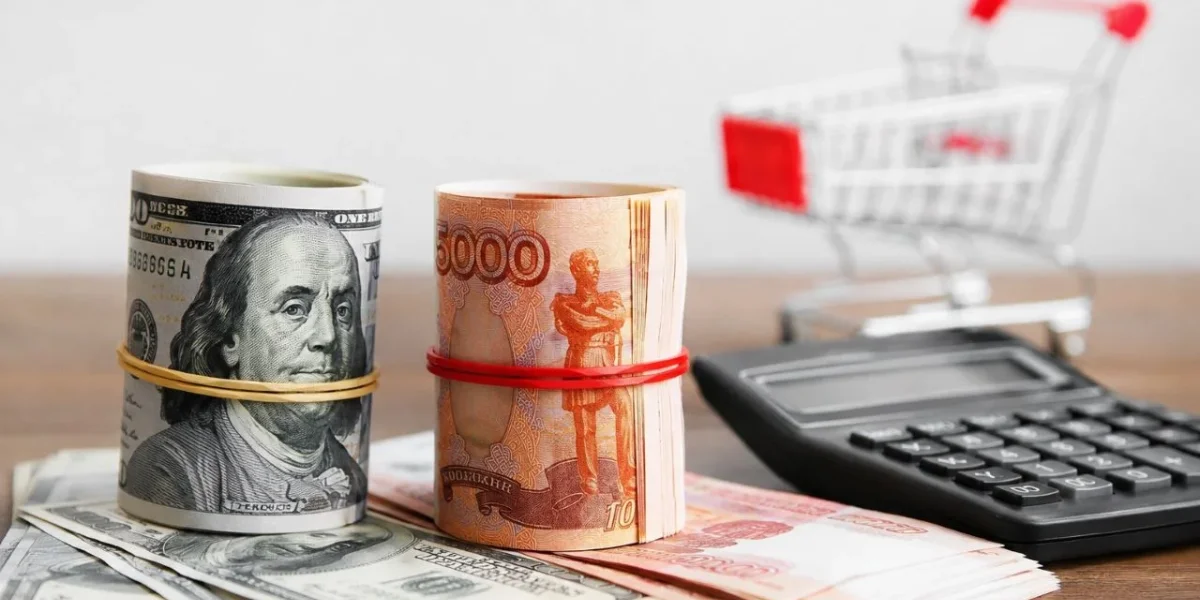 Рубль падает, доллар растет: что будет с курсом, стоит ли покупать валюту и куда вложить деньги в 2026 году