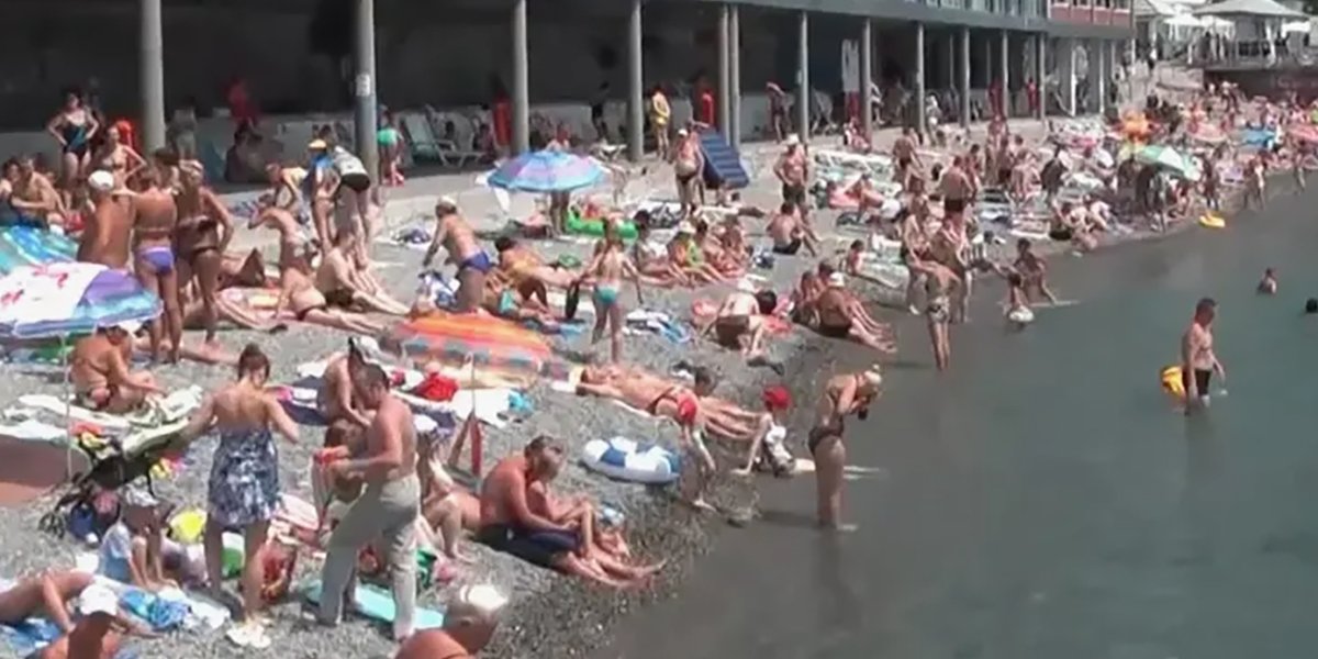 Толпы отдыхающих на переполненном пляже Анапы сняли на видео (ВИДЕО) Толпы отдыхающих на переполненном пляже Анапы сняли на видео (ВИДЕО)