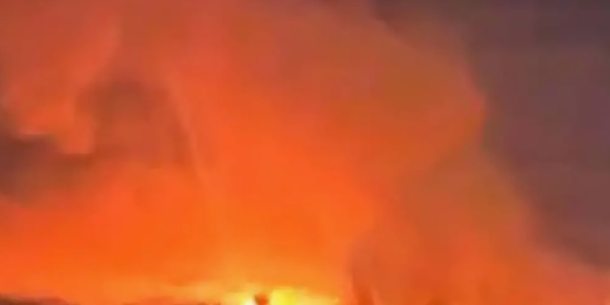 Таганрог и Ильский НПЗ на Кубани попали под массированную атаку БПЛА: вспыхнули пожары, жителей эвакуируют Таганрог и Ильский НПЗ на Кубани попали под массированную атаку БПЛА: вспыхнули пожары, жителей эвакуируют