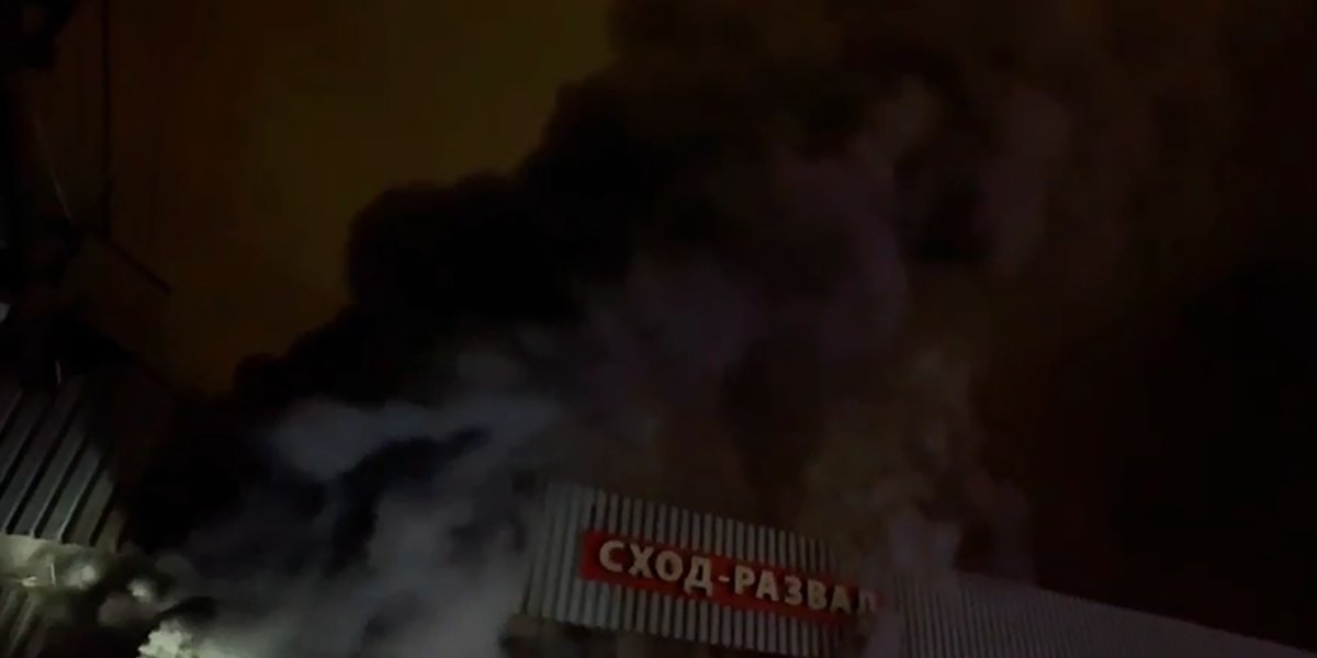 В Москве загорелся огромный ангар с мастерскими и магазинами