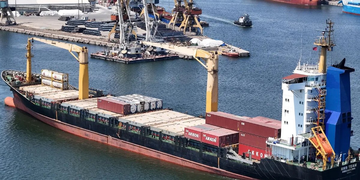 БПЛА атаковал турецкий контейнеровоз в Чёрном море: один моряк пропал, судно охватил пожар
