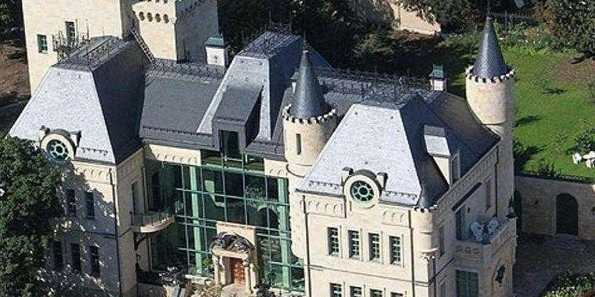Пугачева лишилась участка на Истре за 14 тысяч рублей: особняку звезды грозит снос построек