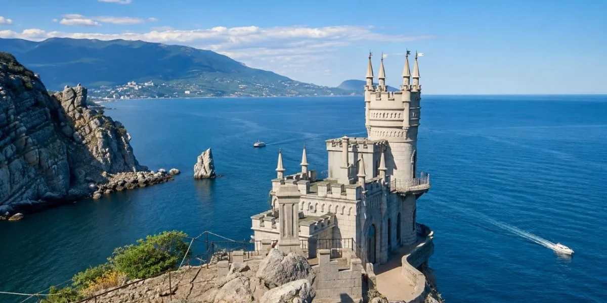 Обстановка в Крыму сегодня, 11.08.2026: атаки БПЛА, свет, Крымский мост &mdash; безопасно ли отдыхать на полуострове сейчас