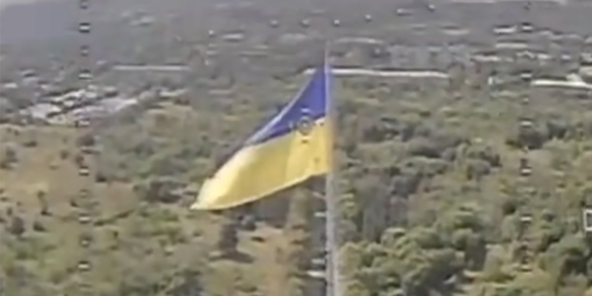 Дрон ударил по флагу Украины в Краматорске — момент попал на видео: сводка СВО от Юрия Подоляки 14.08.202 (ВИДЕО) Дрон ударил по флагу Украины в Краматорске — момент попал на видео: сводка СВО от Юрия Подоляки 14.08.202 (ВИДЕО)