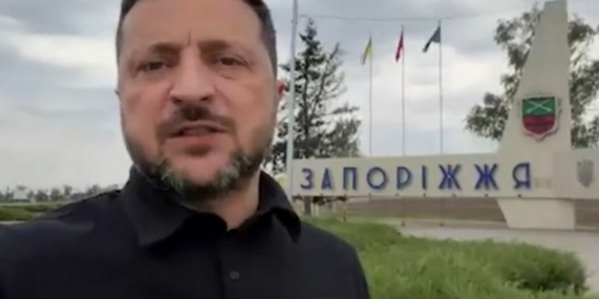Видео Зеленского из Запорожья оказалось постановочным? СМИ заметили в кадре ляп с автомобилями (ВИДЕО) Видео Зеленского из Запорожья оказалось постановочным? СМИ заметили в кадре ляп с автомобилями (ВИДЕО)