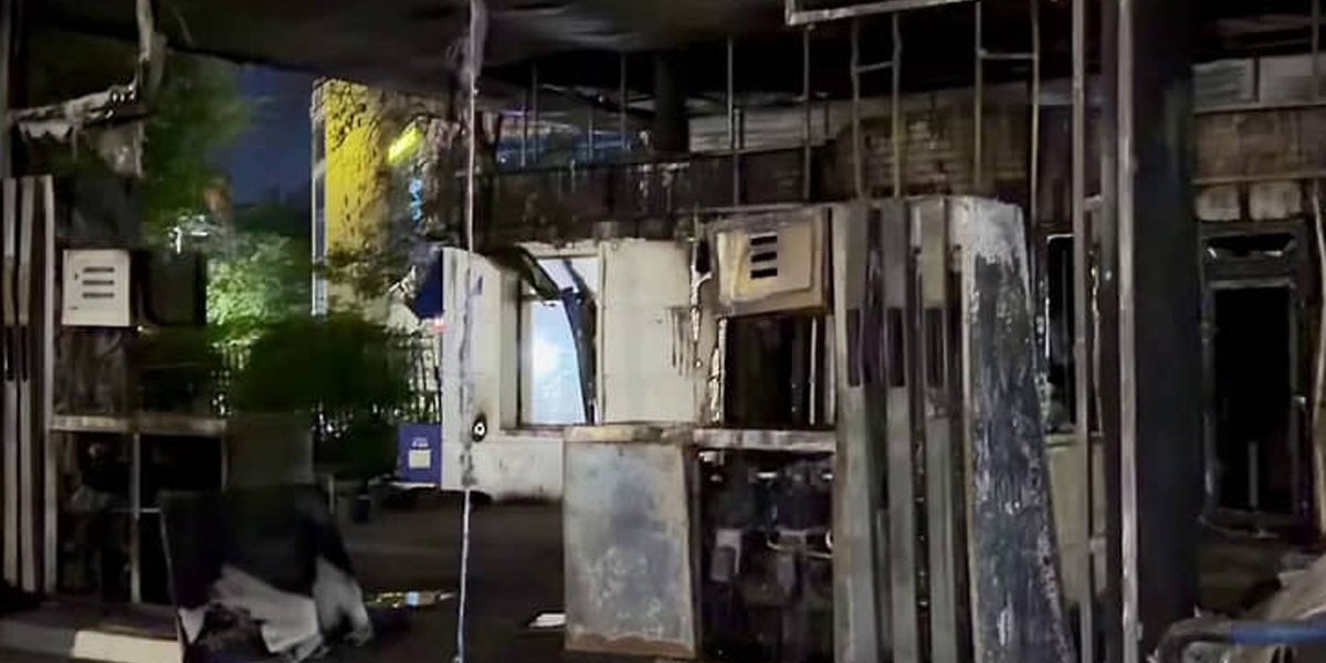 Появились видео мощного пожара на АЗС в Ростове-на-Дону, где сгорели десятки автомобилей (ВИДЕО) Появились видео мощного пожара на АЗС в Ростове-на-Дону, где сгорели десятки автомобилей (ВИДЕО)