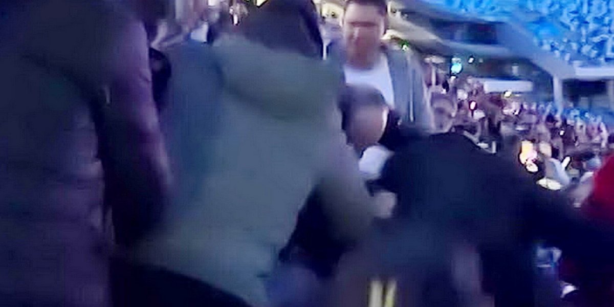 «Ленинград» прервал концерт в Нижнем Новгороде: драка зрителей началась из-за девушки (ВИДЕО) «Ленинград» прервал концерт в Нижнем Новгороде: драка зрителей началась из-за девушки (ВИДЕО)