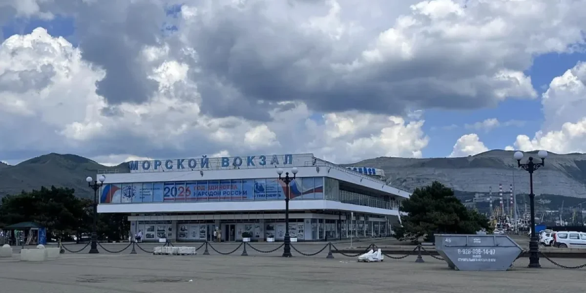 Взрывы в Новороссийске сегодня, 12.08.2026: атака БПЛА, обломки упали на 6 жилых домов, есть пострадавшие — последние новости Взрывы в Новороссийске сегодня, 12.08.2026: атака БПЛА, обломки упали на 6 жилых домов, есть пострадавшие — последние новости