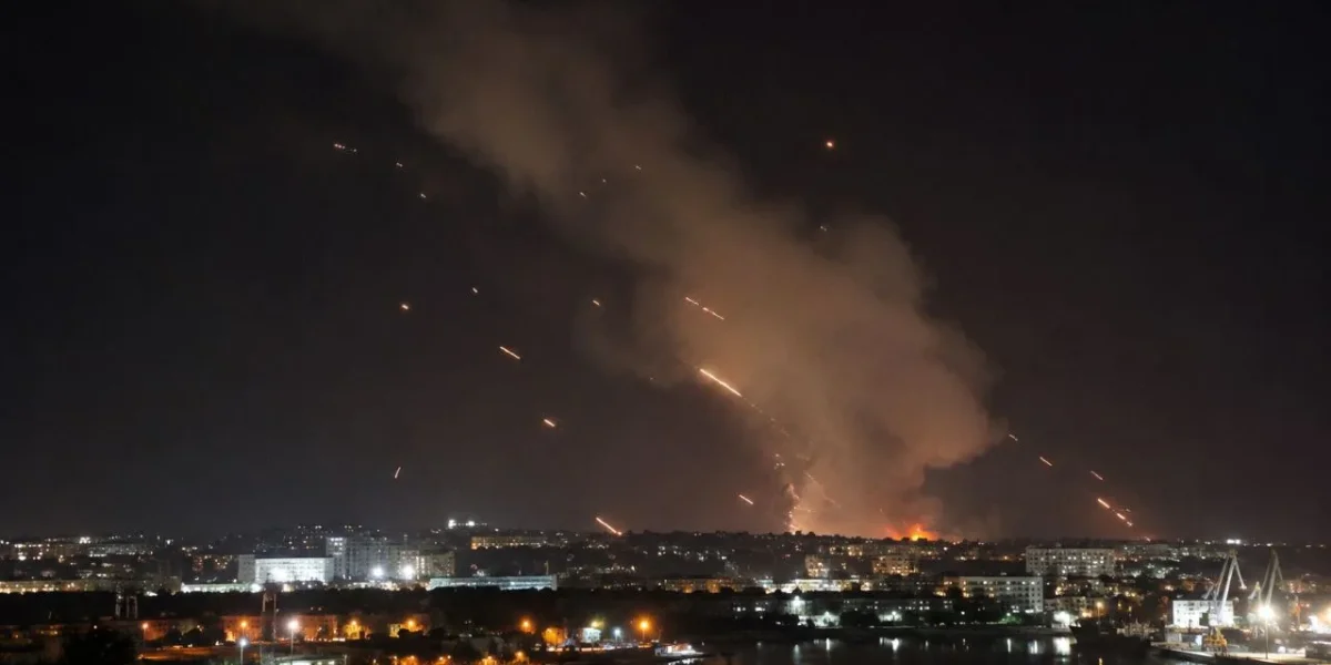 Взрывы в Севастополе сегодня, 19.08.2026: атака БПЛА на город в ночь на среду, сбито 13 дронов ВСУ — что известно к утру, последствия Взрывы в Севастополе сегодня, 19.08.2026: атака БПЛА на город в ночь на среду, сбито 13 дронов ВСУ — что известно к утру, последствия