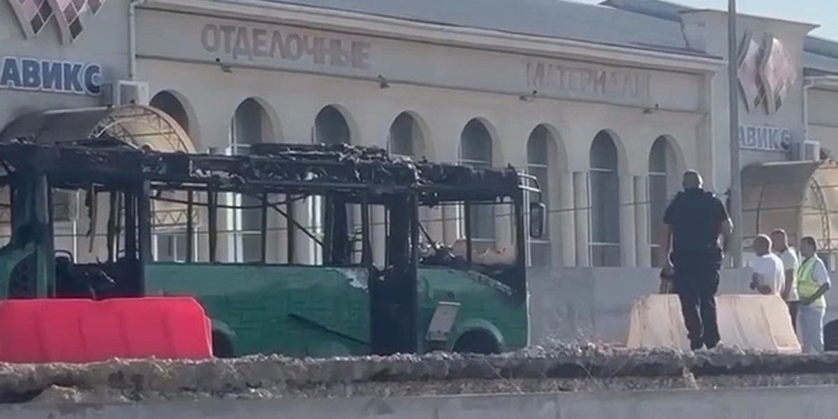 В Севастополе обломки БПЛА ВСУ упали на автобус: погибли двое (ВИДЕО) В Севастополе обломки БПЛА ВСУ упали на автобус: погибли двое (ВИДЕО)