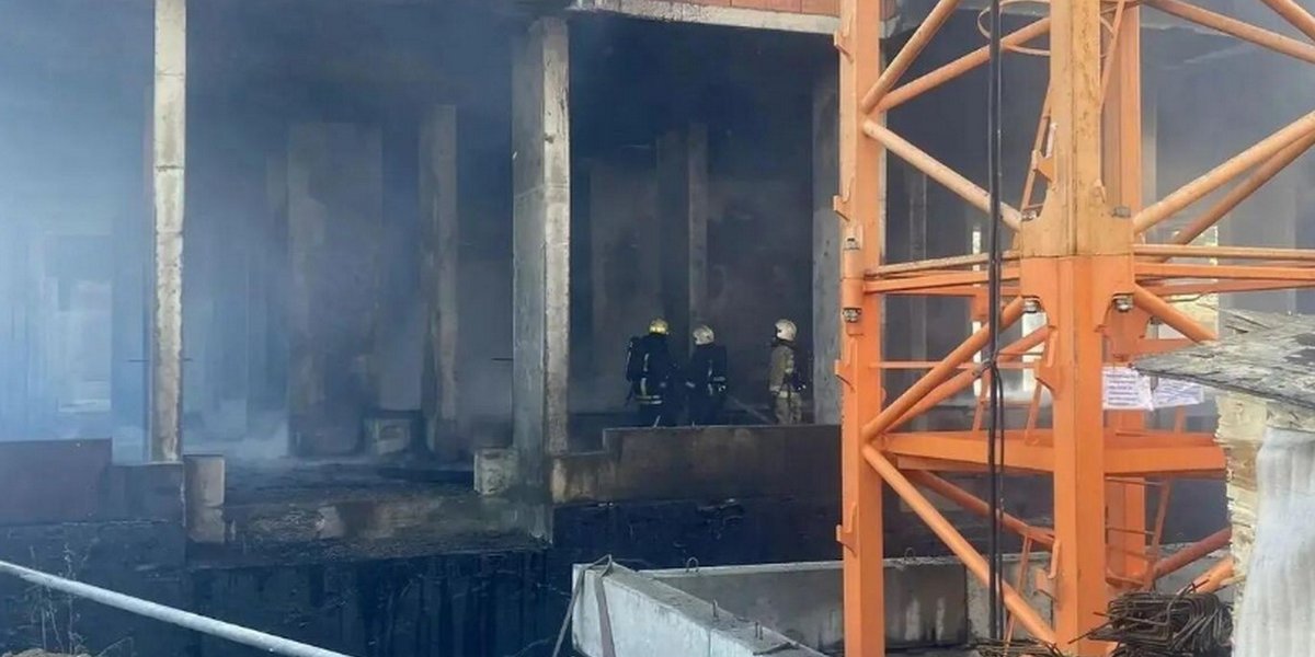 &laquo;Ожоги 90% тела&raquo;: строитель умер, еще 7 в реанимации после пожара в многоэтажке в Омске