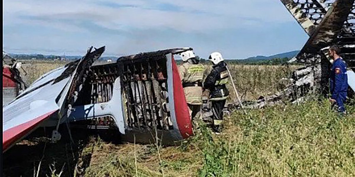 Самолет с парашютистами загорелся после аварийной посадки в поле на Сахалине