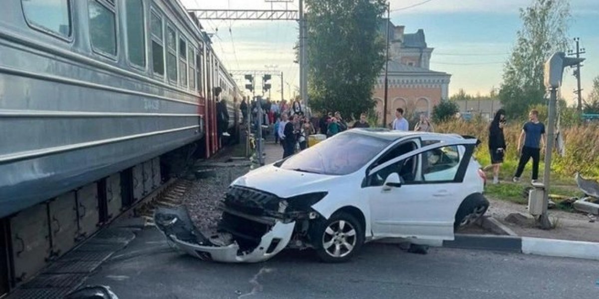 Электричка протаранила легковушку на переезде в Петербурге 1 сентября: пострадала женщина, движение задержано на 15 минут