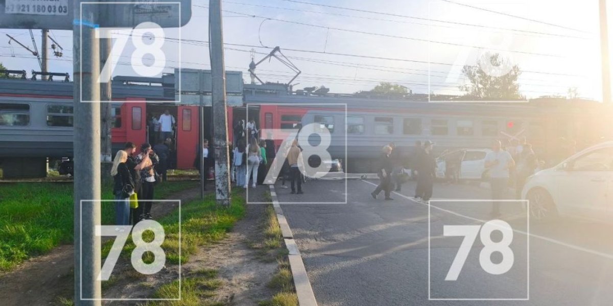 Электричка протаранила легковушку на переезде в Петербурге 1 сентября: пострадала женщина, движение задержано на 15 минут