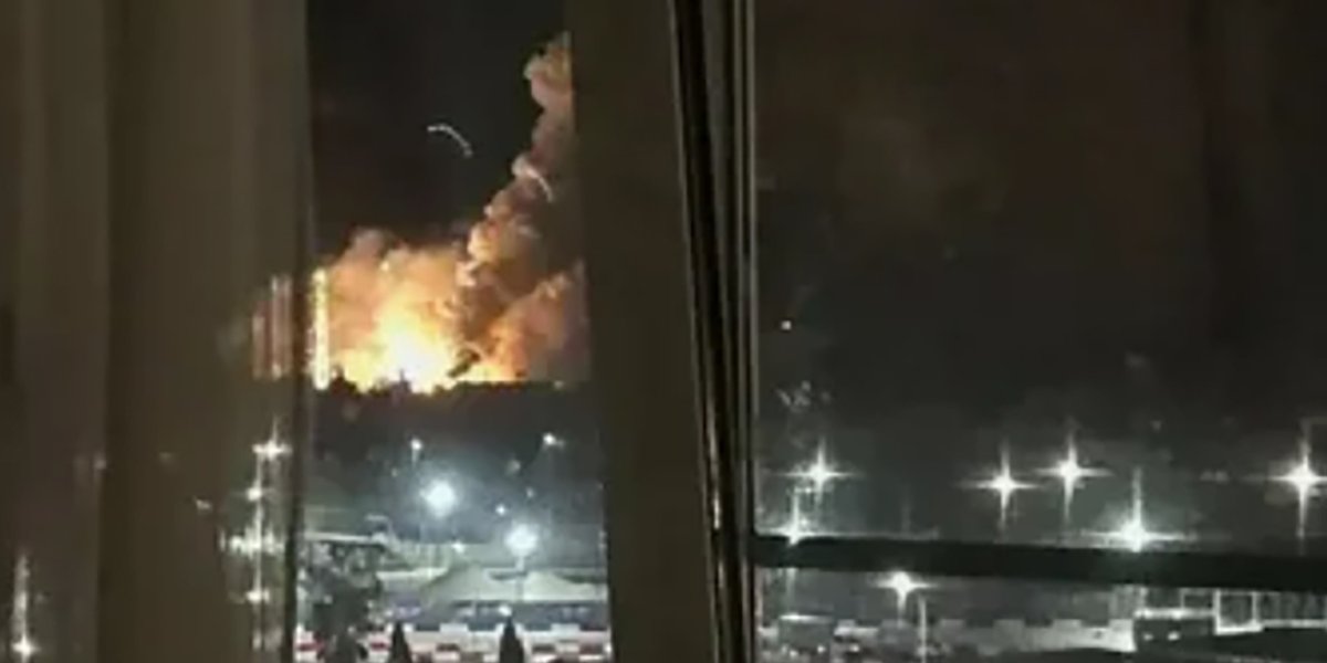 В Сочи из-за падения обломков БПЛА загорелась нефтебаза В Сочи из-за падения обломков БПЛА загорелась нефтебаза