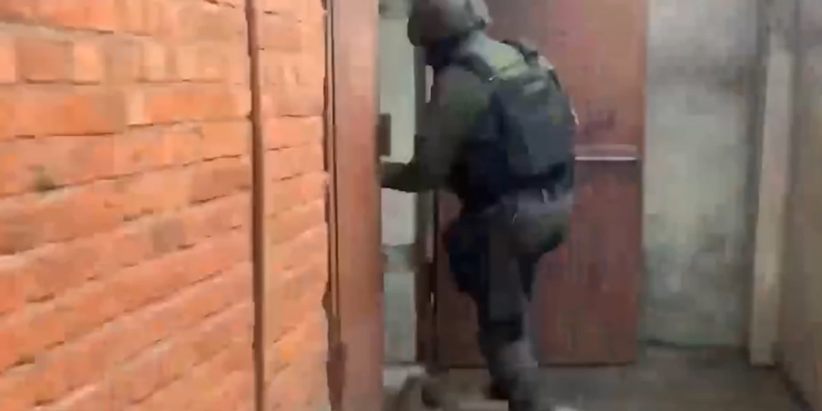 ФСБ раскрыла 111 «черных оружейников» в 43 регионах РФ (ВИДЕО) ФСБ раскрыла 111 «черных оружейников» в 43 регионах РФ (ВИДЕО)