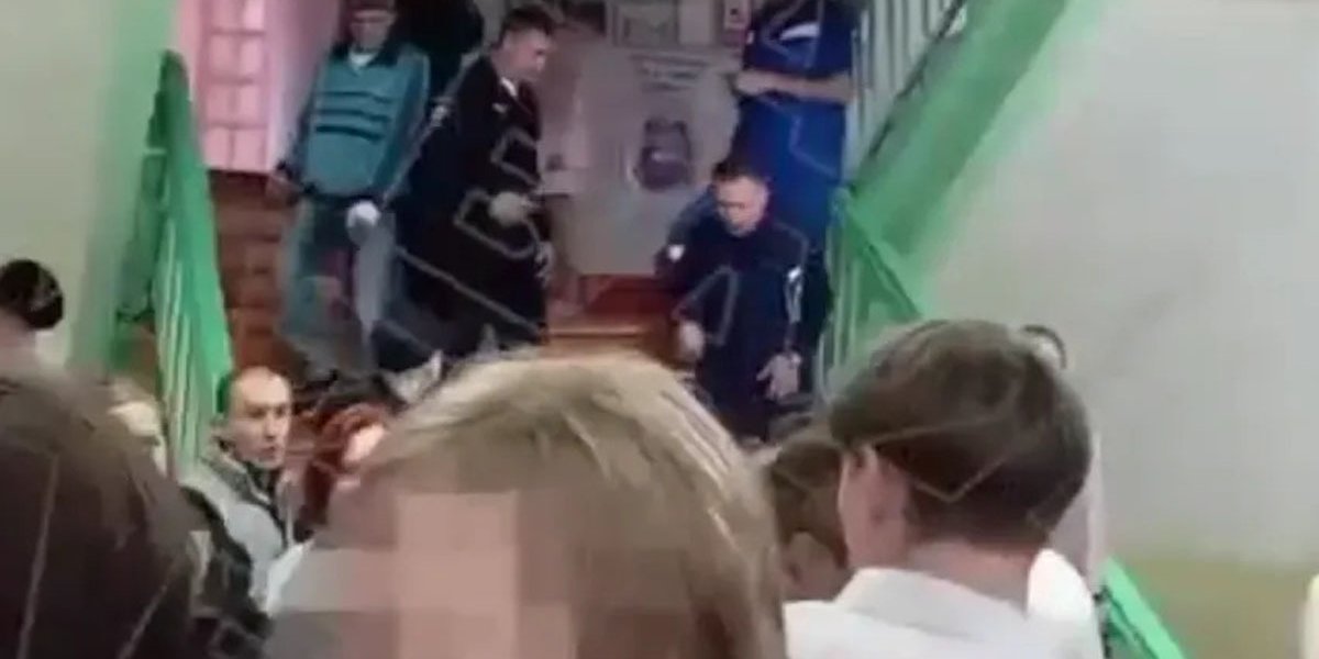 В Канске школьница бросила коктейль Молотова и напала с ножом на учительницу: 9 пострадавших В Канске школьница бросила коктейль Молотова и напала с ножом на учительницу: 9 пострадавших