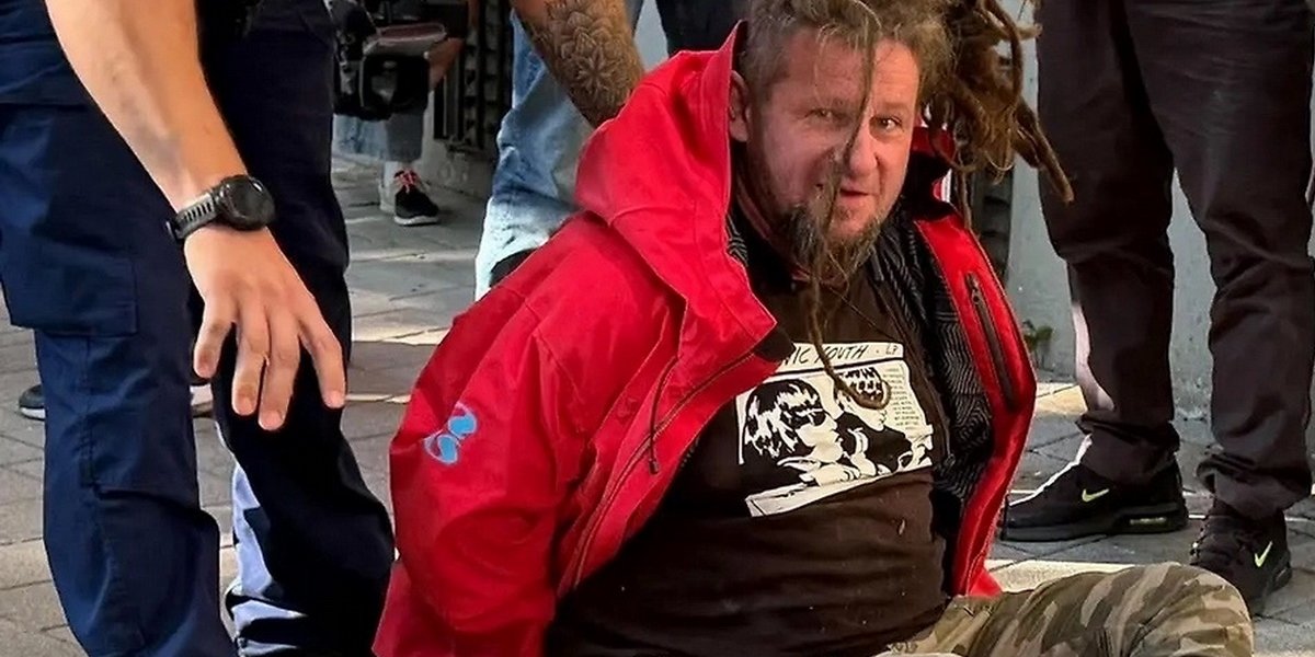 «Жалею, что не попал в голову»: в премьера Венгрии Мадьяра бросили яйцом прямо во время выступления «Жалею, что не попал в голову»: в премьера Венгрии Мадьяра бросили яйцом прямо во время выступления