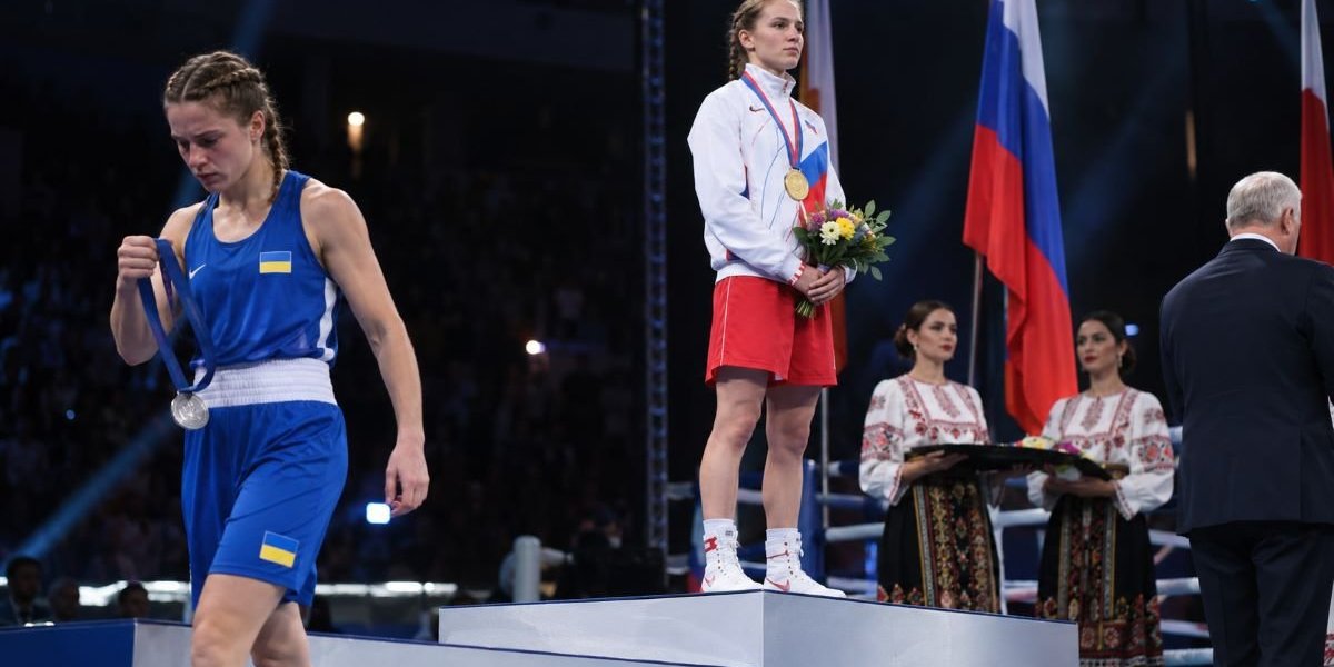 Украинская боксёрша ушла с пьедестала, не дождавшись гимна России: Чумгалакова выиграла финал ЧЕ-2026 по боксу в Софии со счётом 5:0