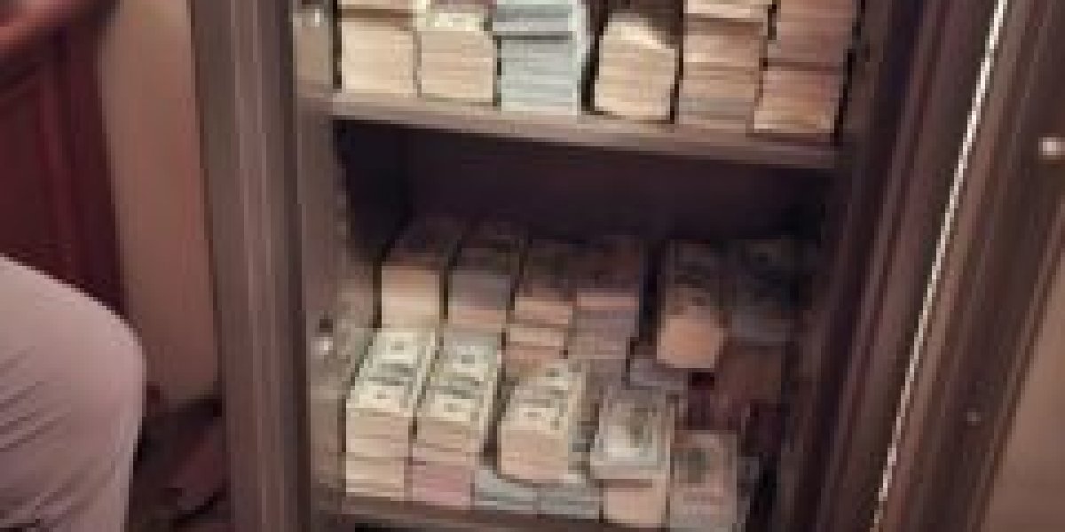 Пачки долларов в сейфе Генпрокуратуры: на Украине раскрыли схему покровительства мошенническим call-центрам (ФОТО)