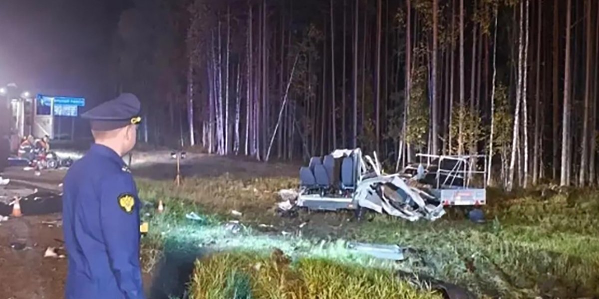 В ДТП с лесовозом и автобусом под Архангельском погибли 13 человек В ДТП с лесовозом и автобусом под Архангельском погибли 13 человек